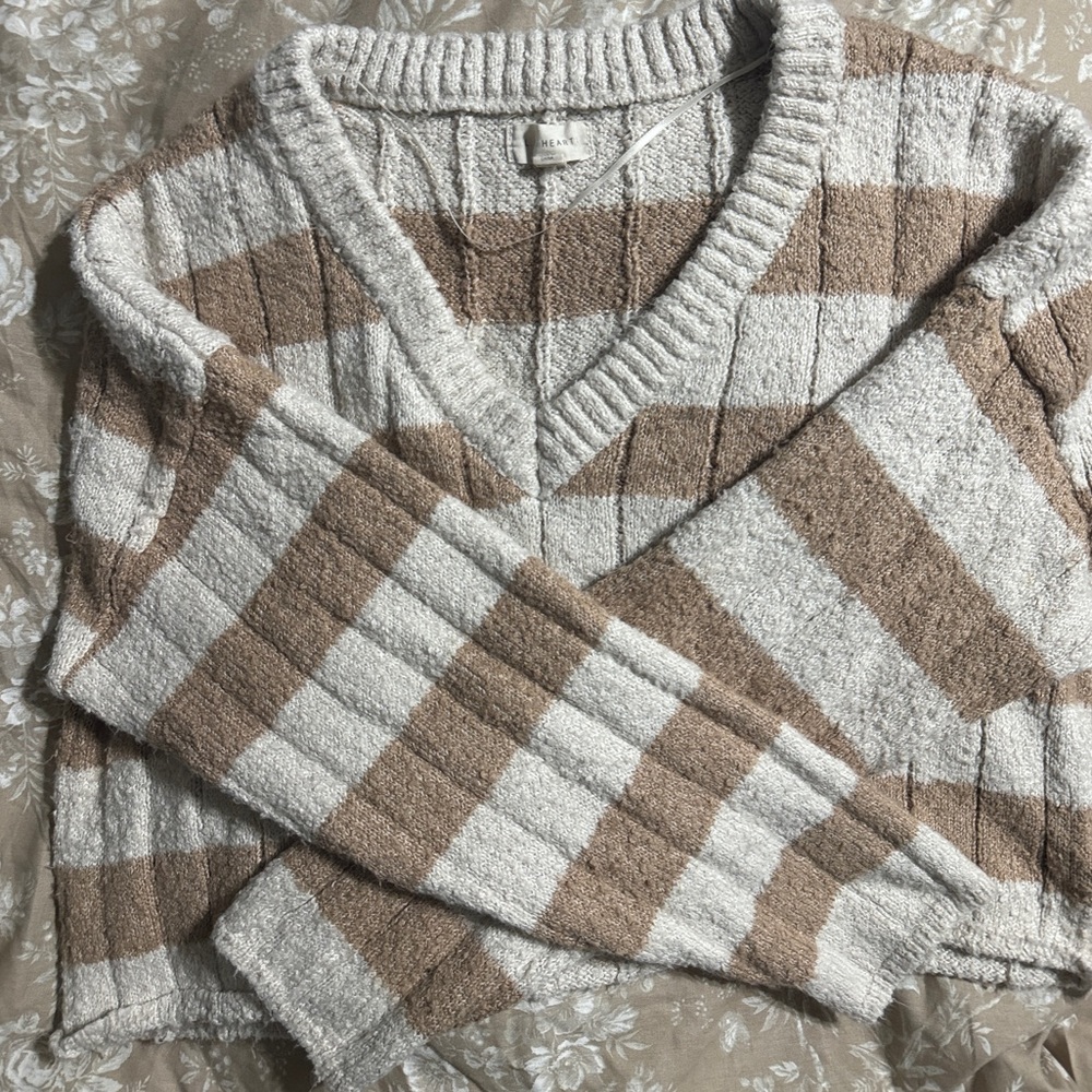 Cropped brandy melville sweater, super cute and soft. Coquette girl style.